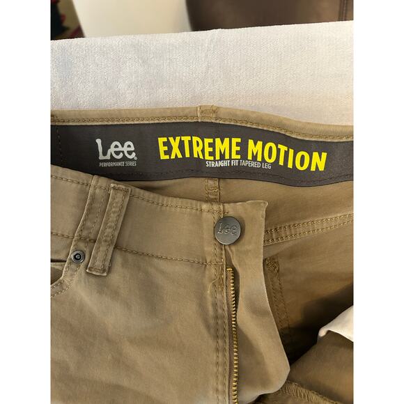 Lee “Extreme Motion” Straight Leg tapered Khaki- Size 30x 32 - Picture 5 of 7